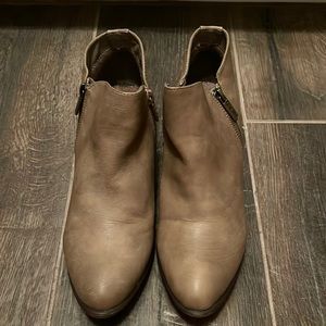 Bella Marie taupe bootie size 9
